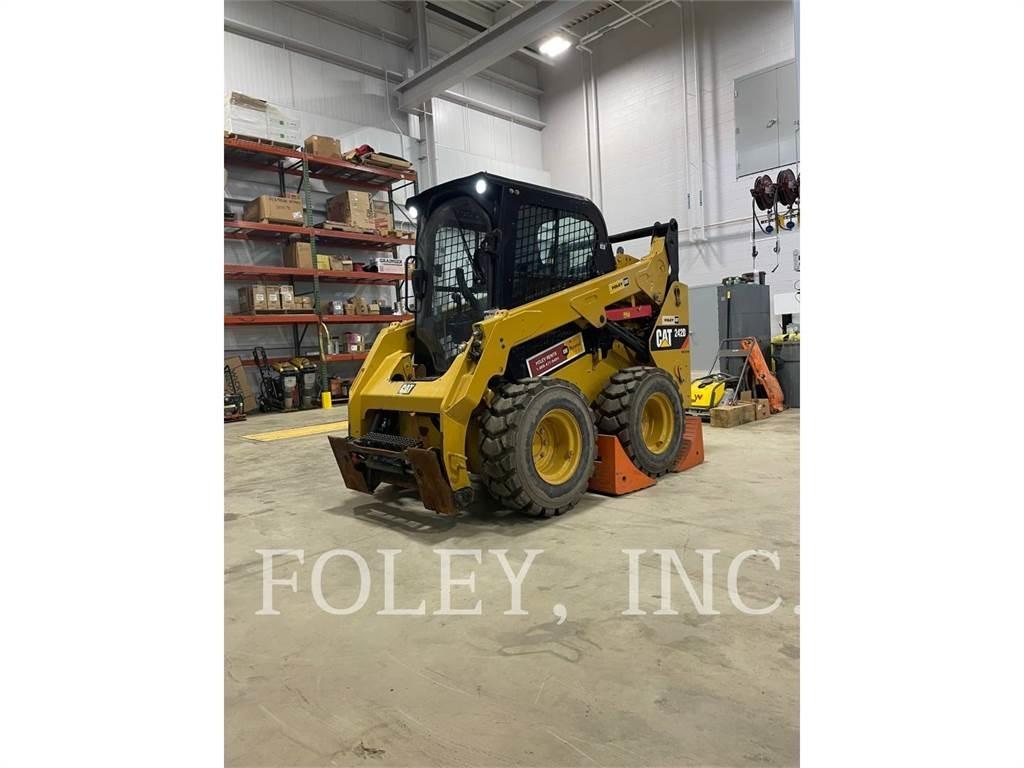 CAT 242D 滑移轉向裝載機
