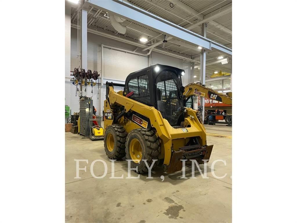 CAT 242D 滑移轉向裝載機