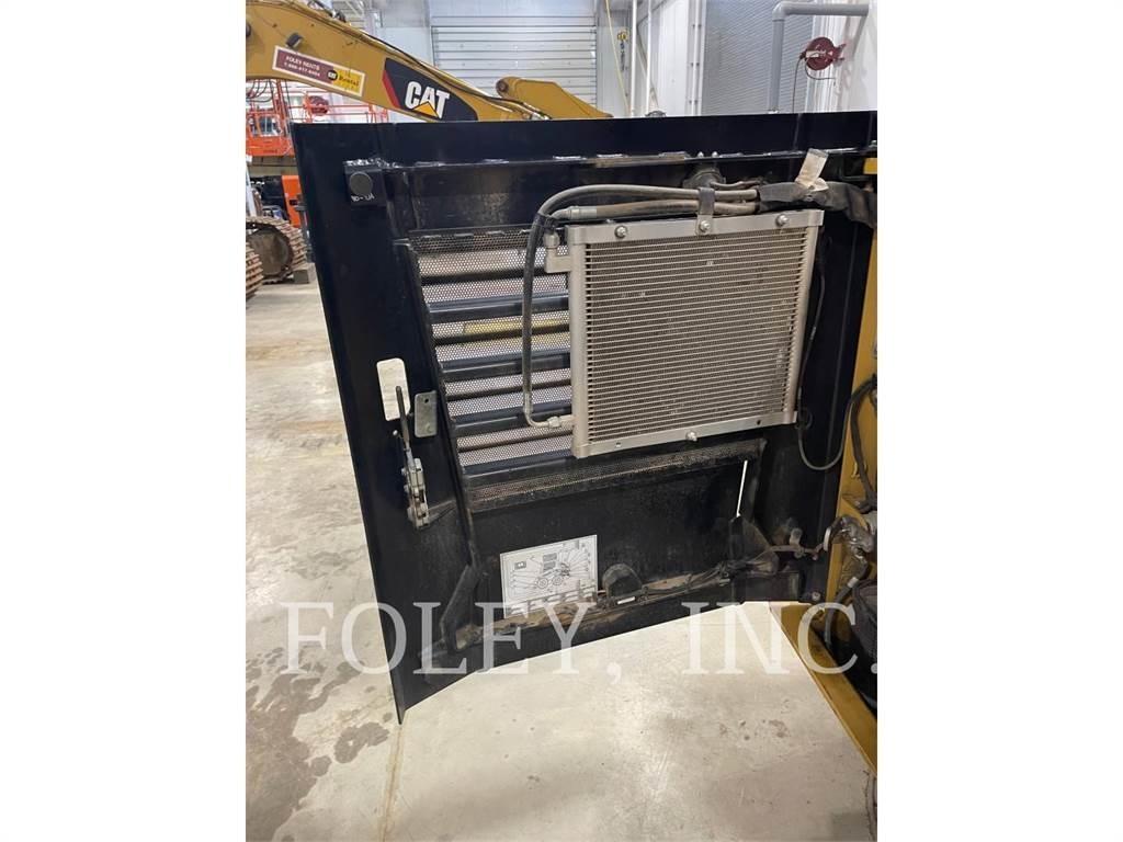 CAT 242D 滑移轉向裝載機