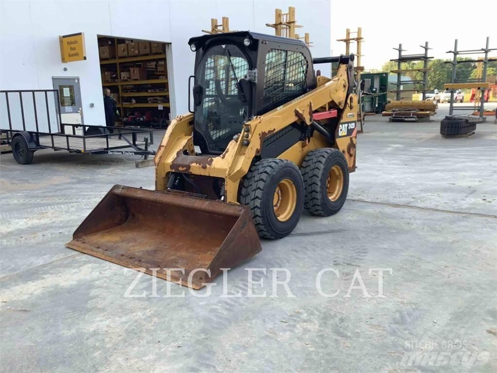 CAT 242D 滑移轉向裝載機