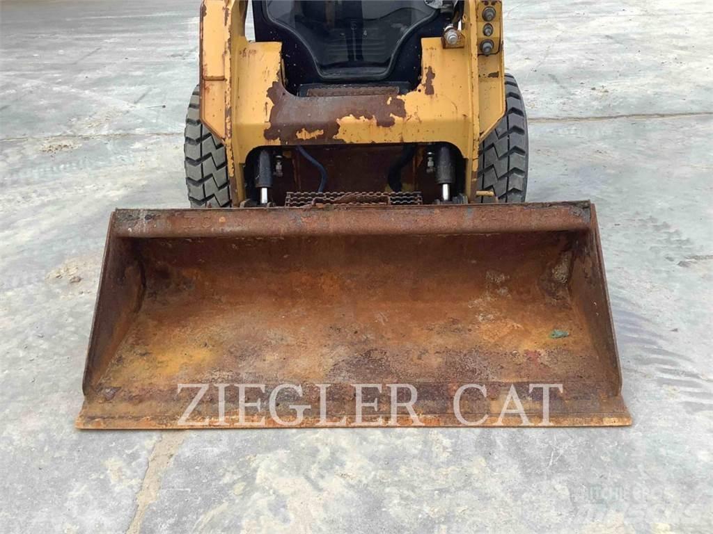 CAT 242D 滑移轉向裝載機
