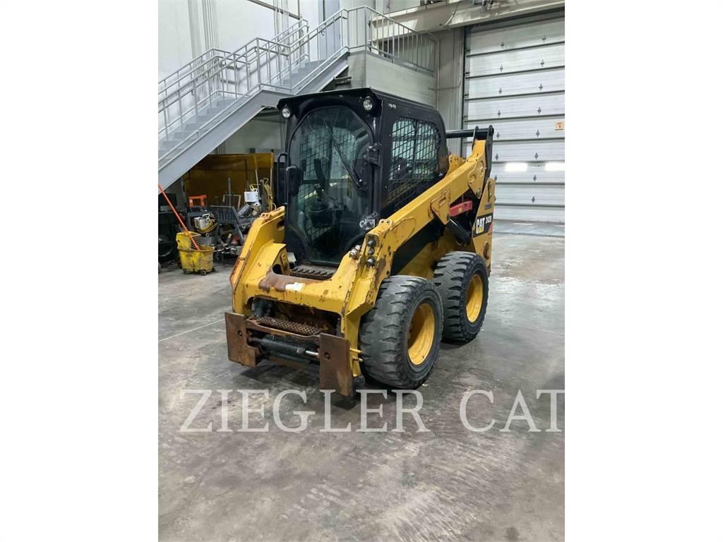 CAT 242D 滑移轉向裝載機