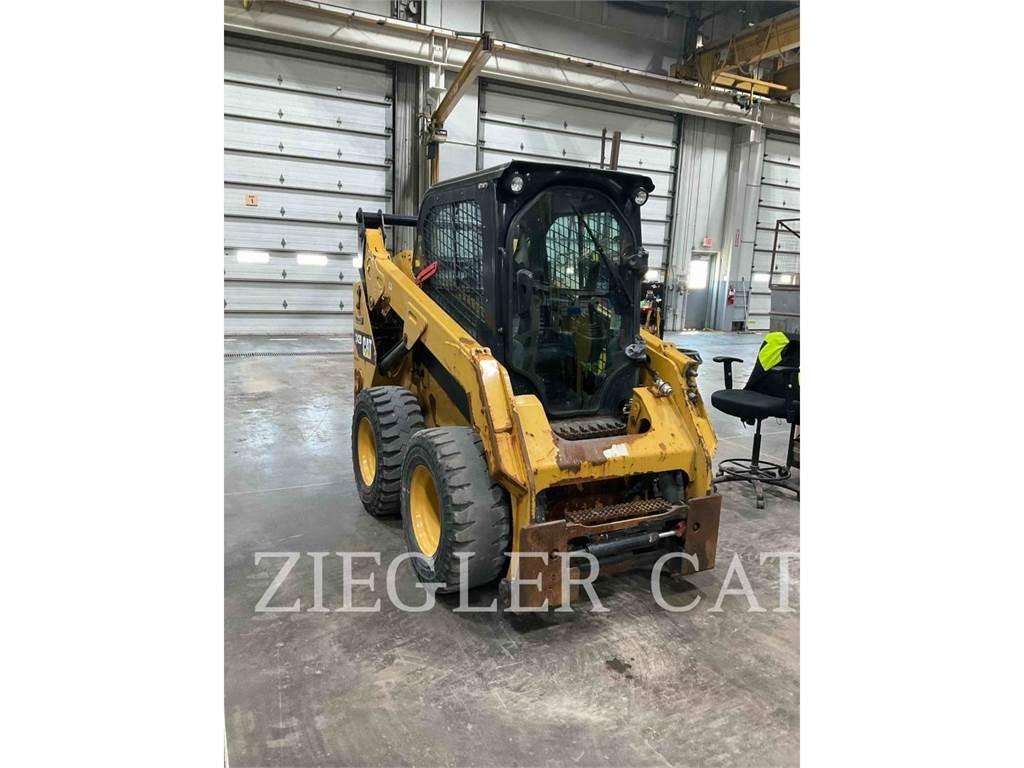 CAT 242D 滑移轉向裝載機