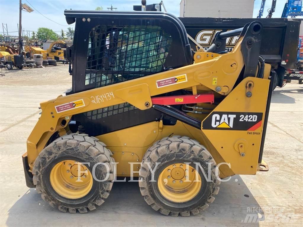 CAT 242D 滑移轉向裝載機