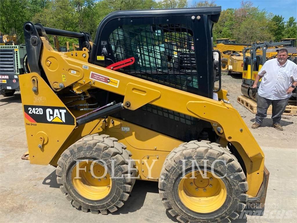 CAT 242D 滑移轉向裝載機