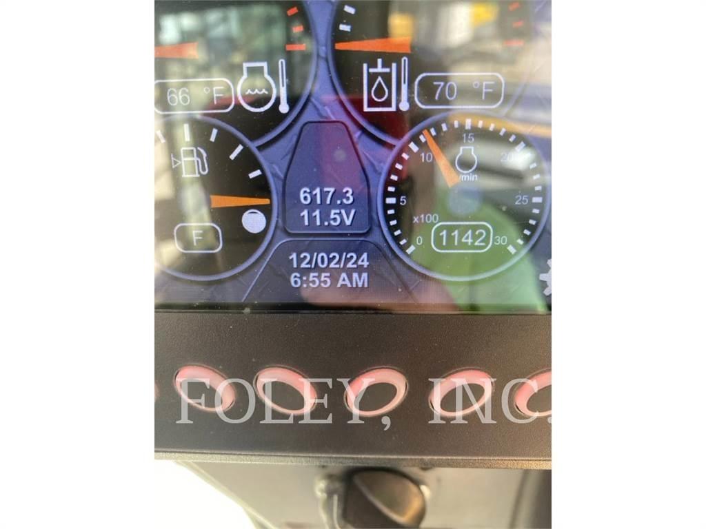 CAT 242D 滑移轉向裝載機