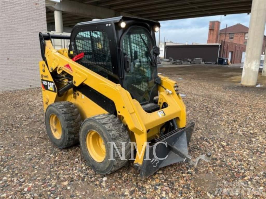 CAT 242D 滑移轉向裝載機