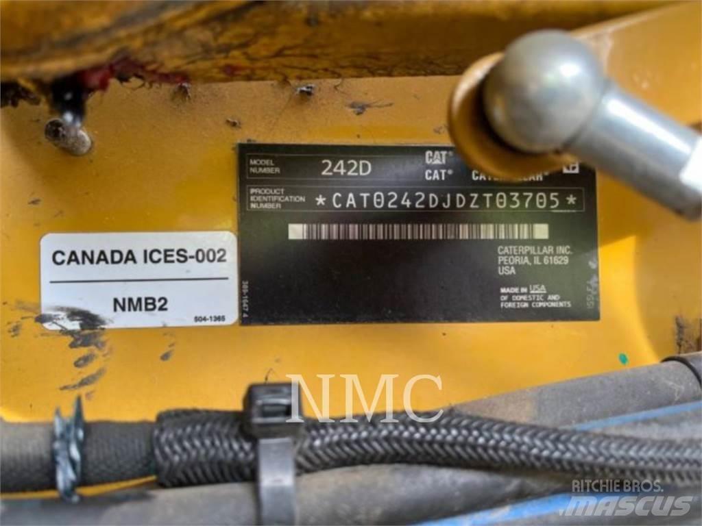 CAT 242D 滑移轉向裝載機