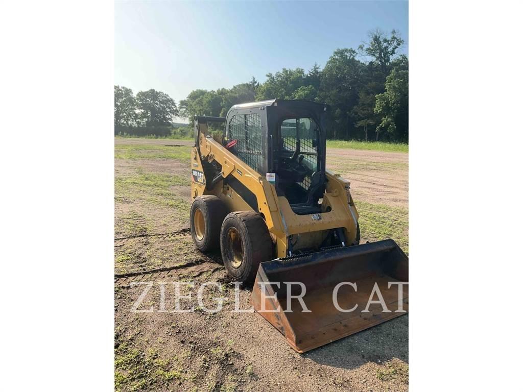 CAT 242D 滑移轉向裝載機