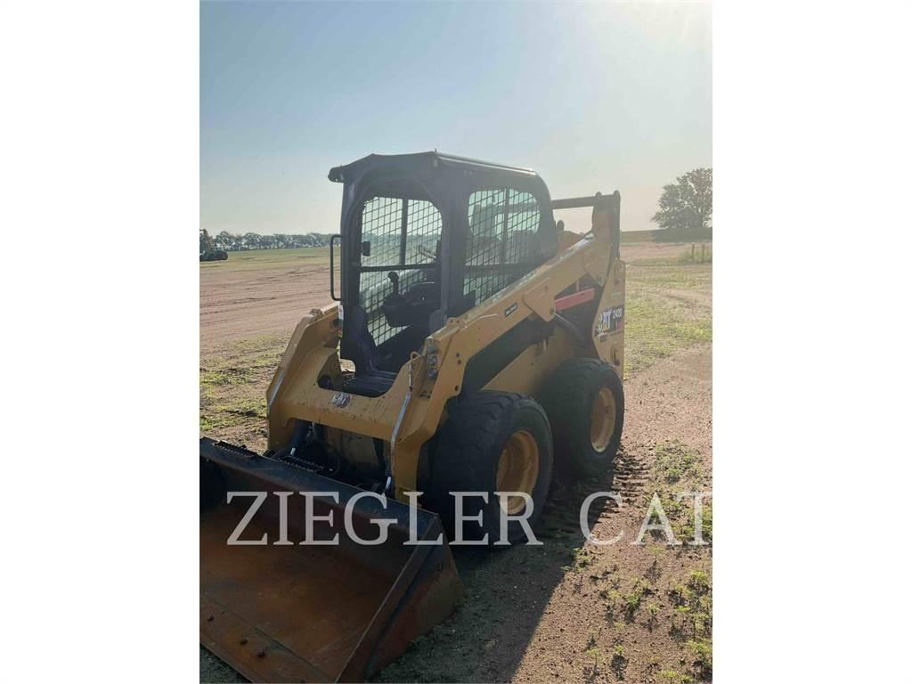 CAT 242D 滑移轉向裝載機