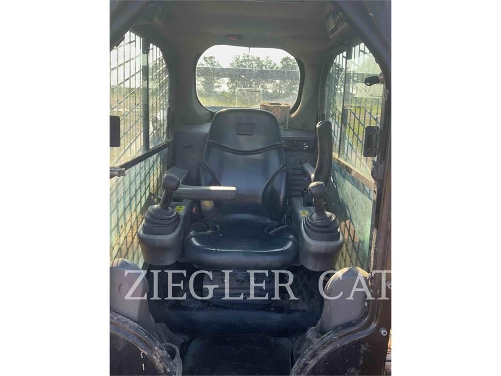 CAT 242D 滑移轉向裝載機