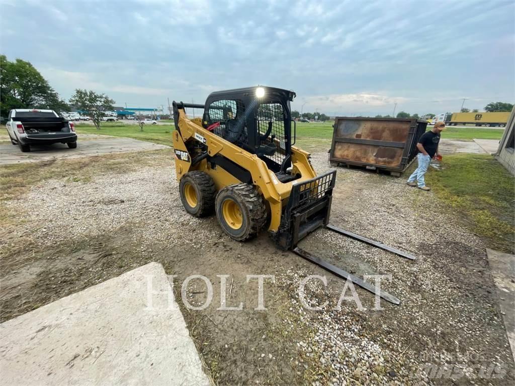 CAT 242D 滑移轉向裝載機