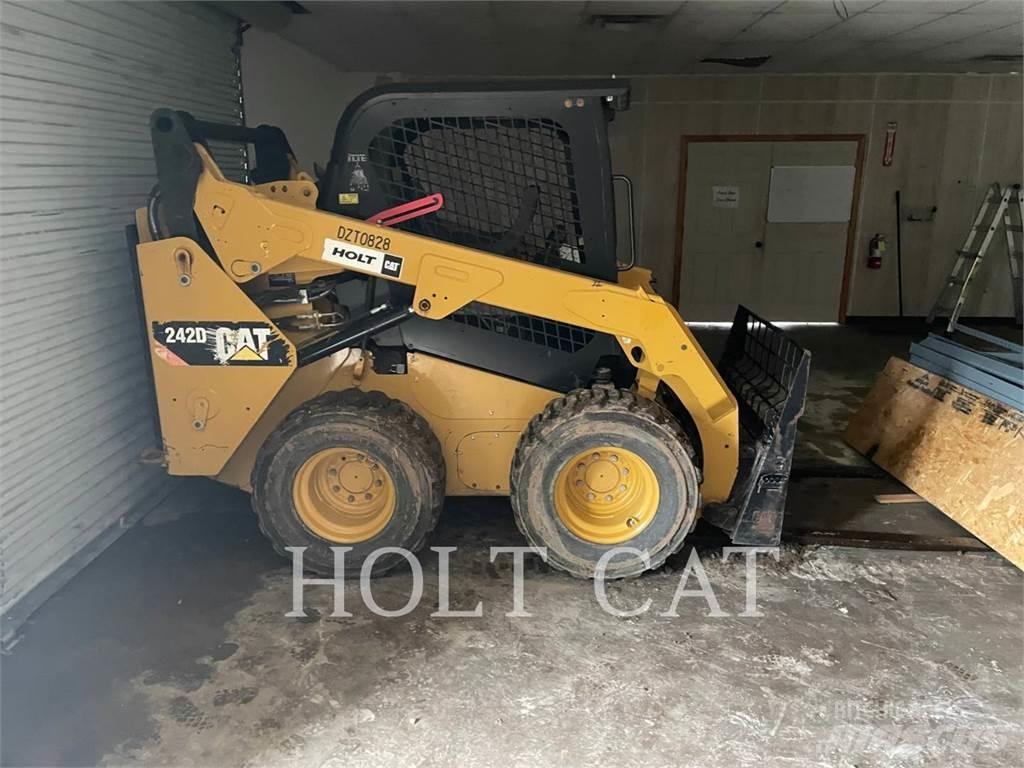 CAT 242D 滑移轉向裝載機