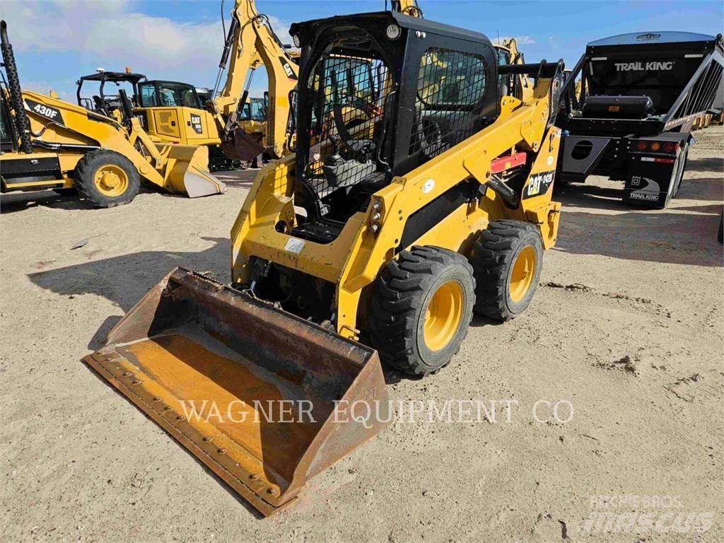 CAT 242D 滑移轉向裝載機