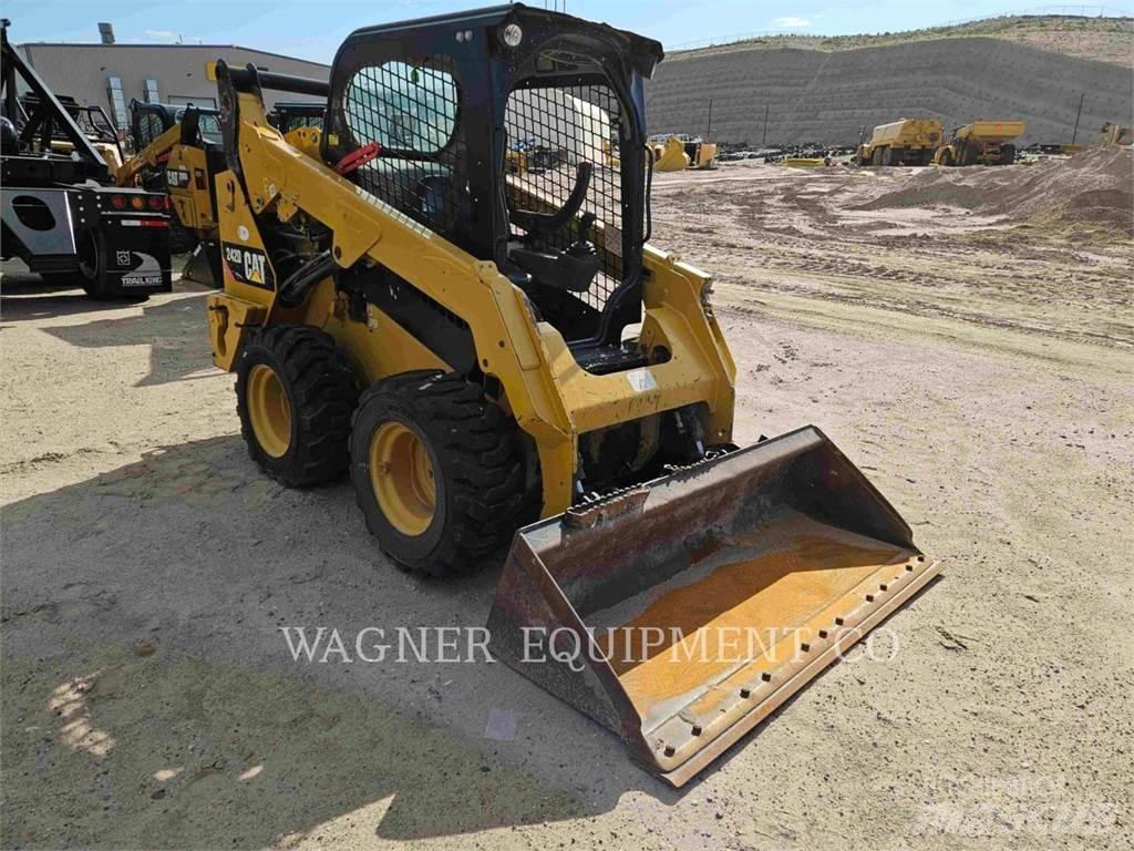 CAT 242D 滑移轉向裝載機