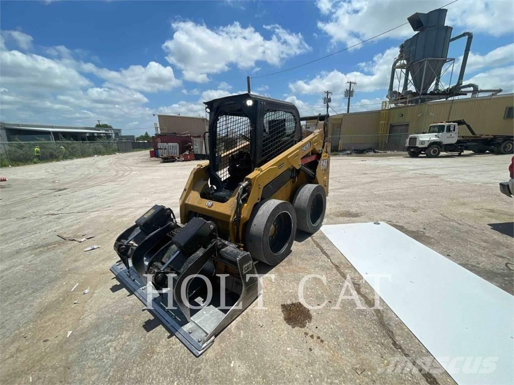 CAT 242D 滑移轉向裝載機