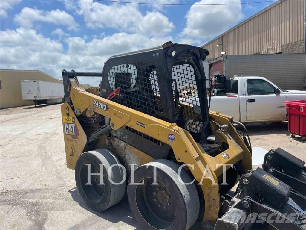 CAT 242D 滑移轉向裝載機