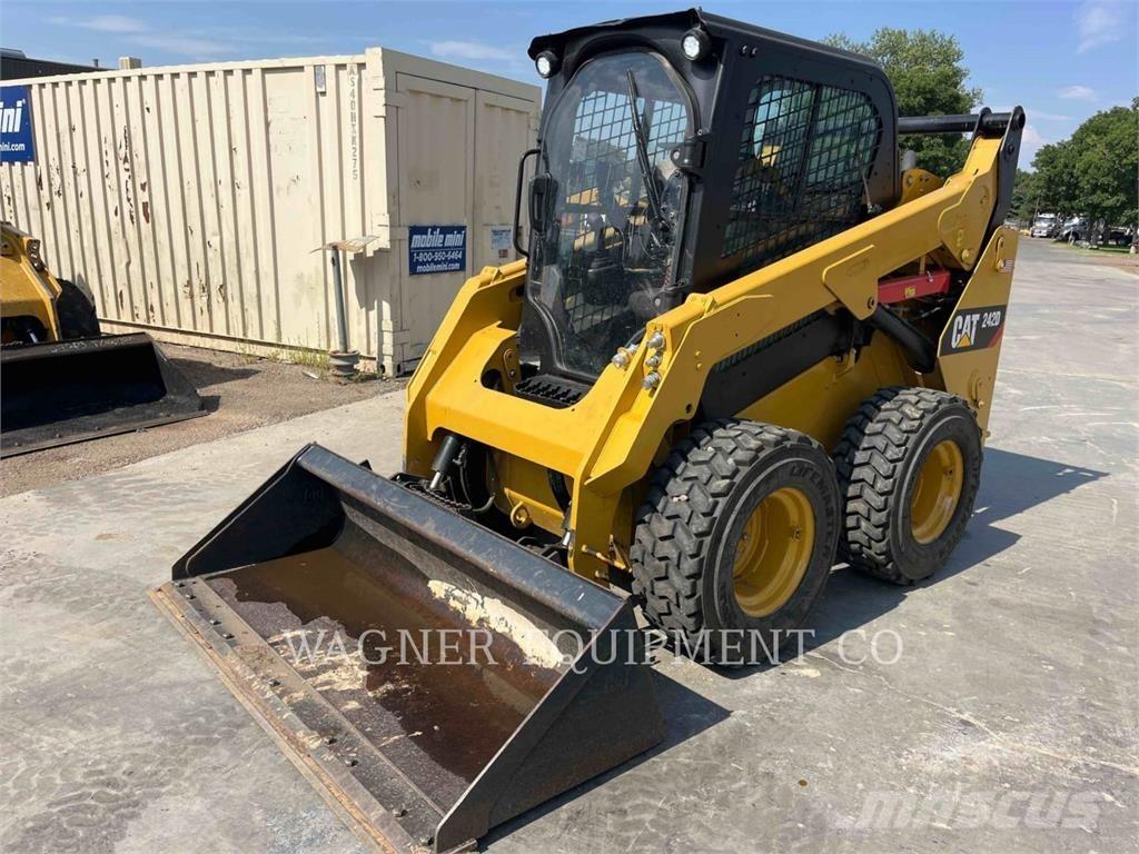 CAT 242D 滑移轉向裝載機