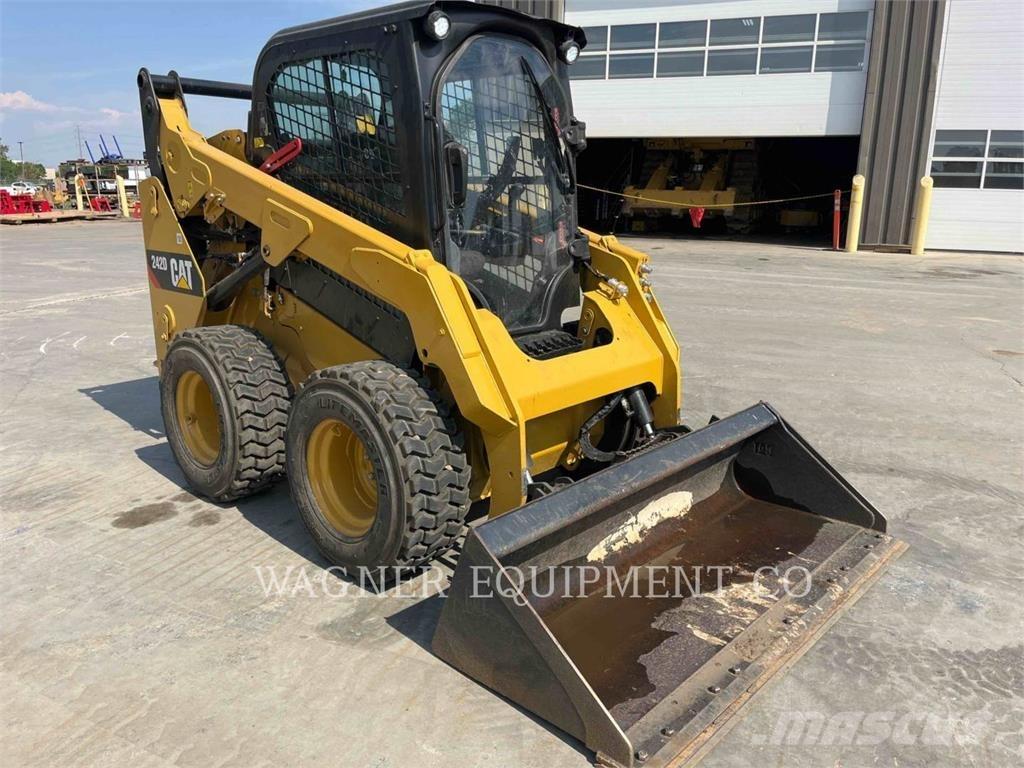CAT 242D 滑移轉向裝載機