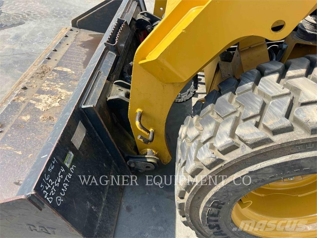 CAT 242D 滑移轉向裝載機