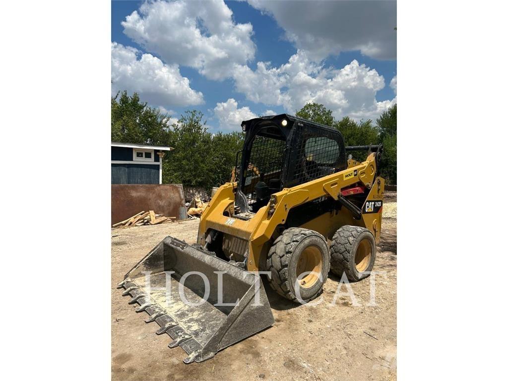 CAT 242D 滑移轉向裝載機