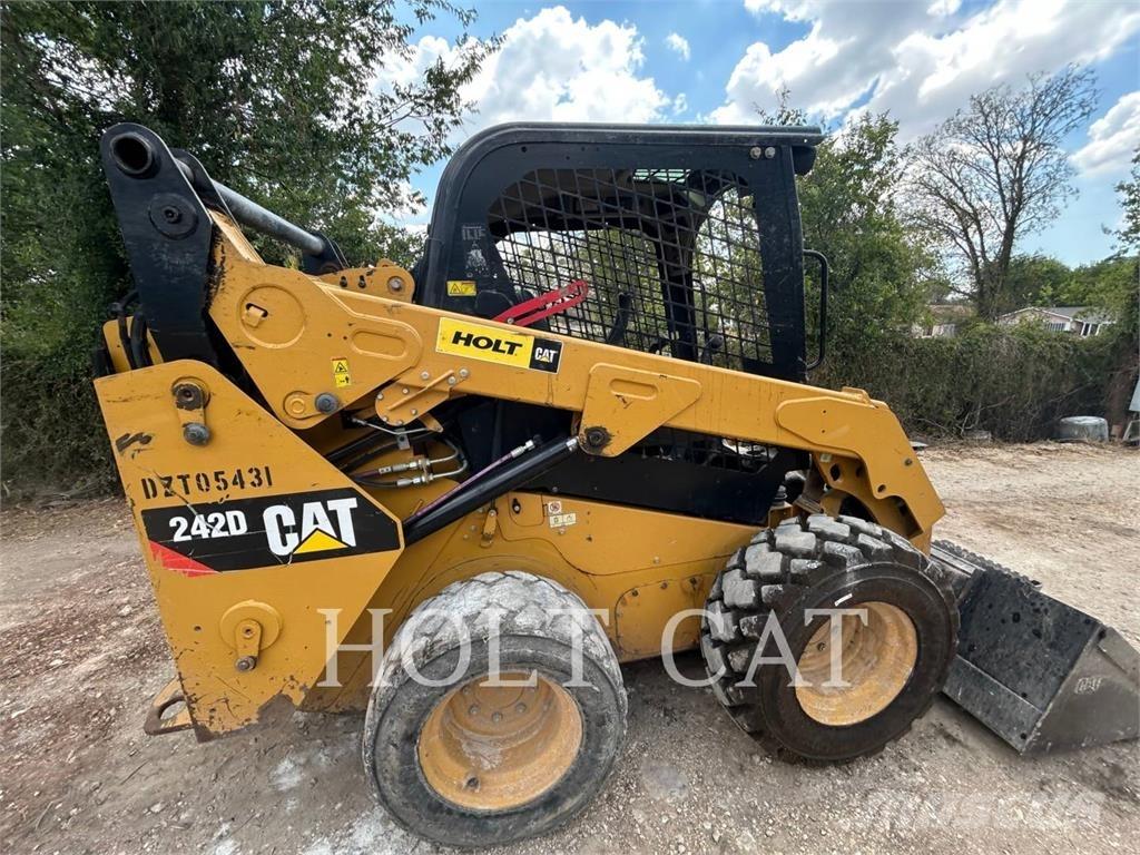 CAT 242D 滑移轉向裝載機