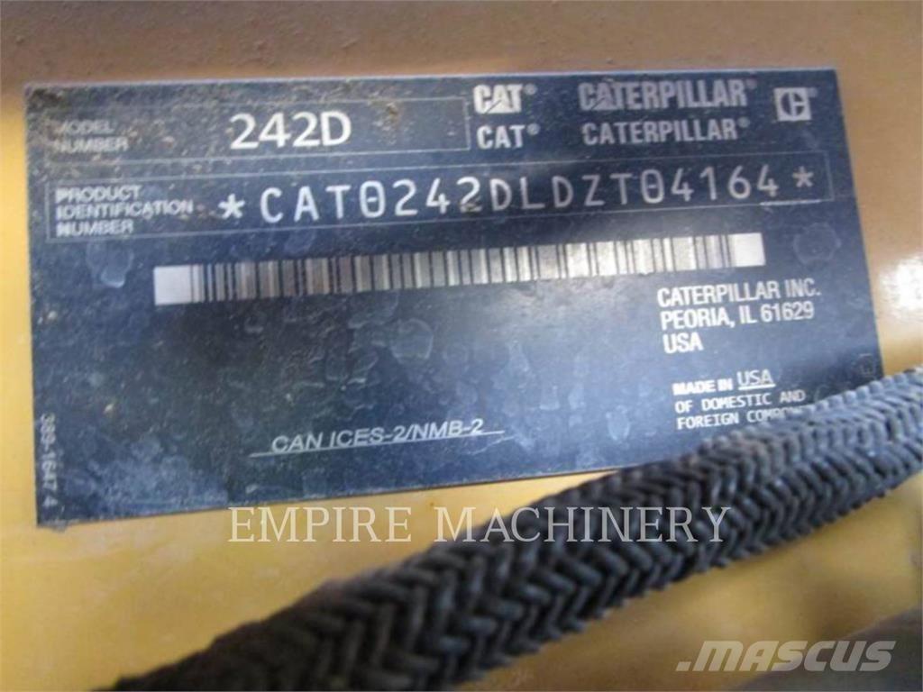 CAT 242D 滑移轉向裝載機