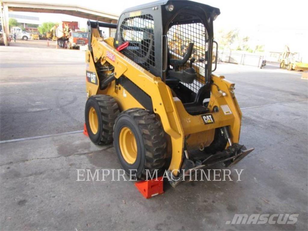 CAT 242D 滑移轉向裝載機