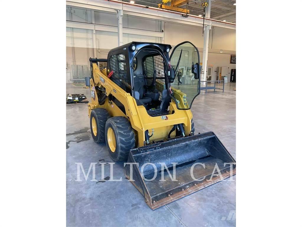 CAT 242D 3 滑移轉向裝載機