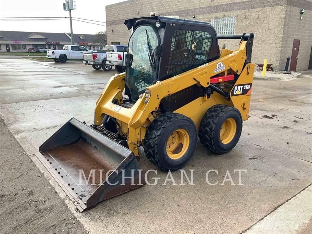 CAT 242D A2Q 滑移轉向裝載機