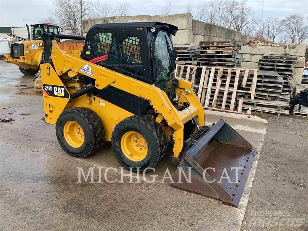 CAT 242D A2Q 滑移轉向裝載機