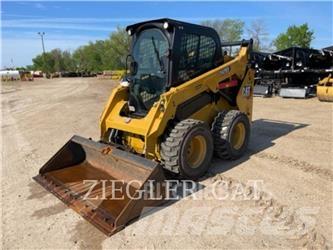 CAT 242D3 滑移轉向裝載機