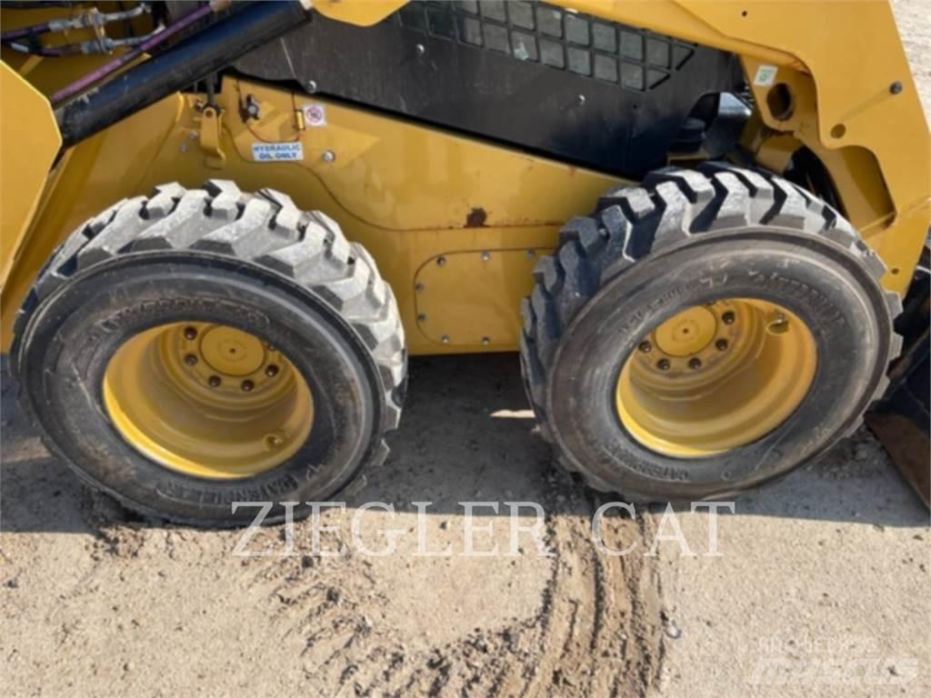 CAT 242D3 滑移轉向裝載機