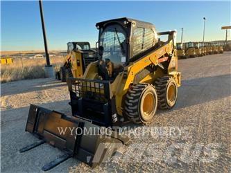 CAT 242D3 滑移轉向裝載機