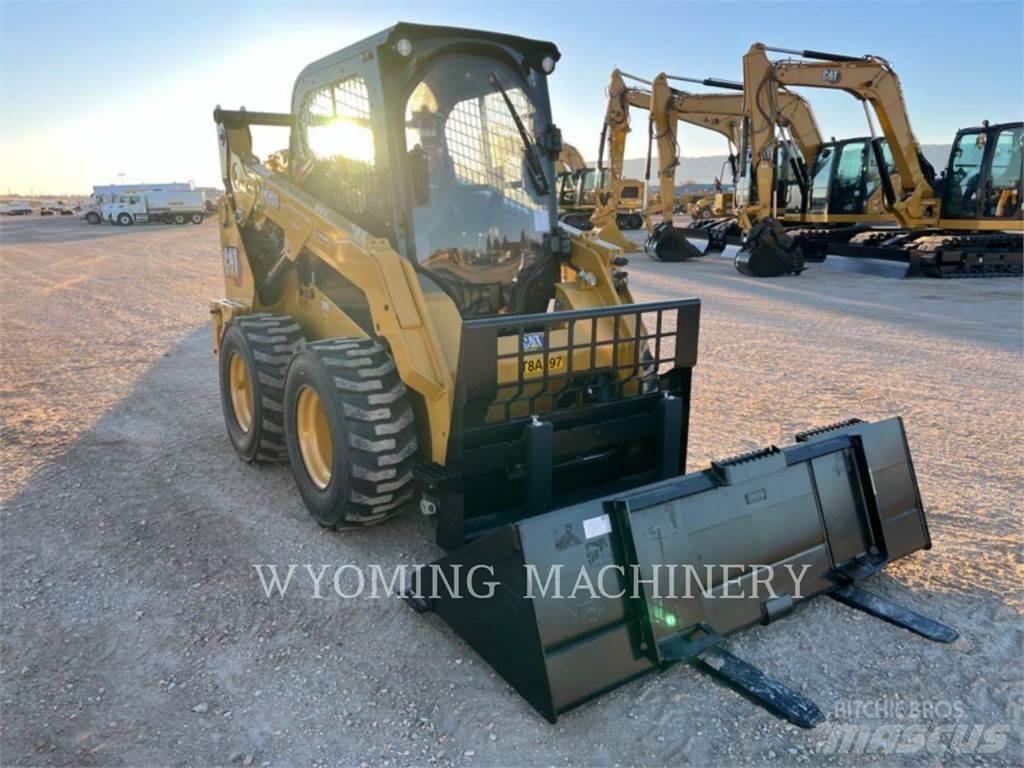 CAT 242D3 滑移轉向裝載機