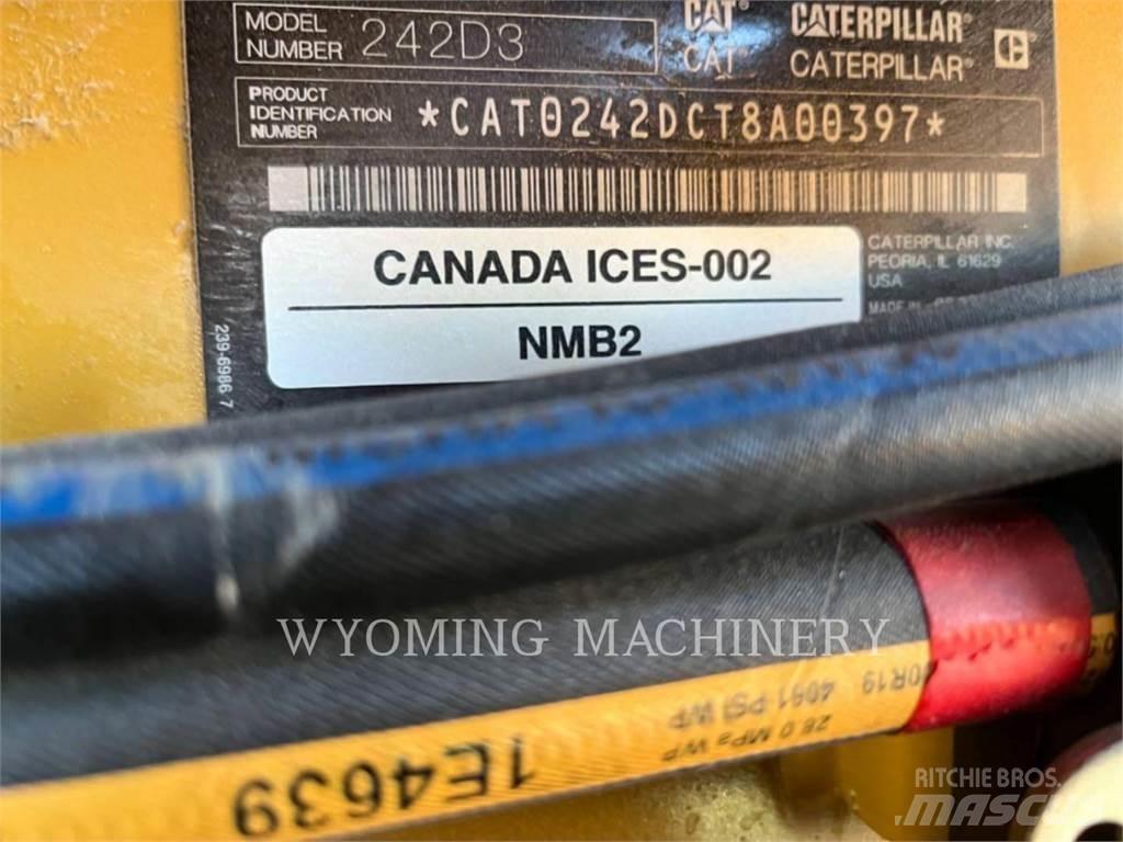 CAT 242D3 滑移轉向裝載機