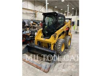 CAT 242D3 滑移轉向裝載機