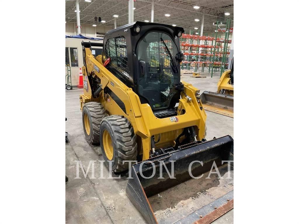 CAT 242D3 滑移轉向裝載機