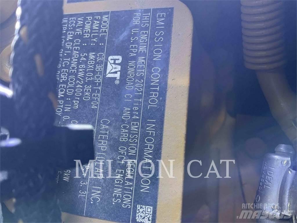 CAT 242D3 滑移轉向裝載機