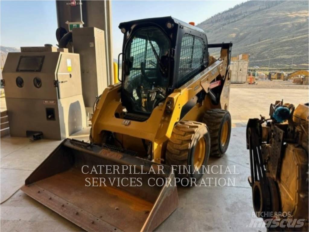 CAT 242D3 滑移轉向裝載機