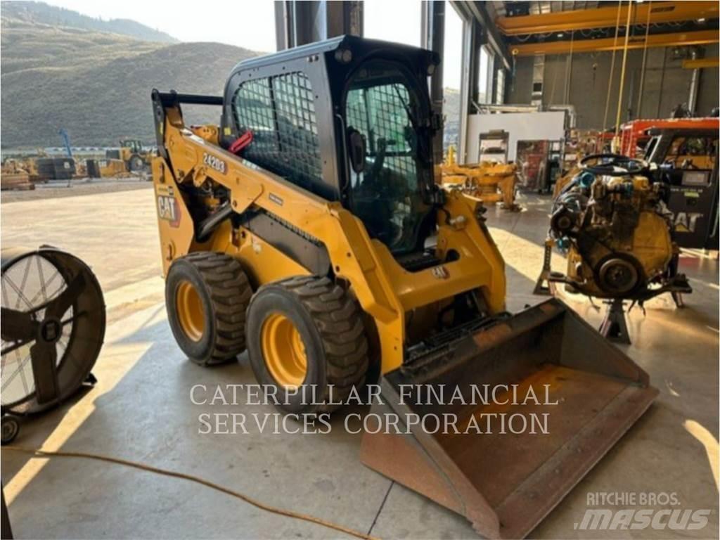 CAT 242D3 滑移轉向裝載機