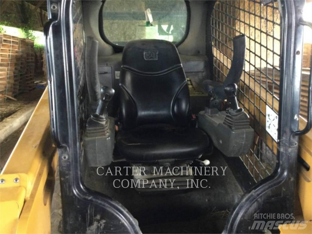 CAT 242D3 滑移轉向裝載機