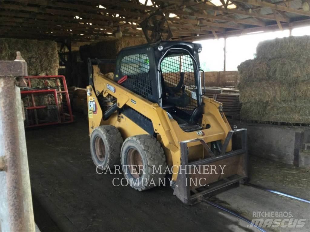 CAT 242D3 滑移轉向裝載機