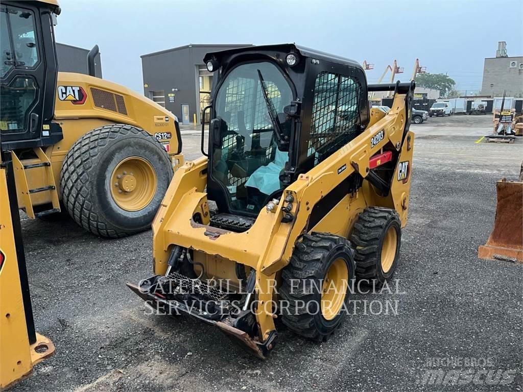 CAT 242D3 滑移轉向裝載機