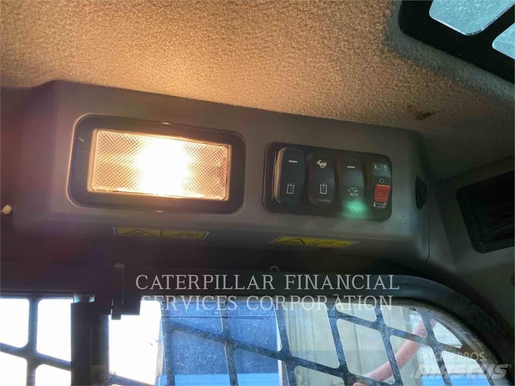 CAT 242D3 滑移轉向裝載機