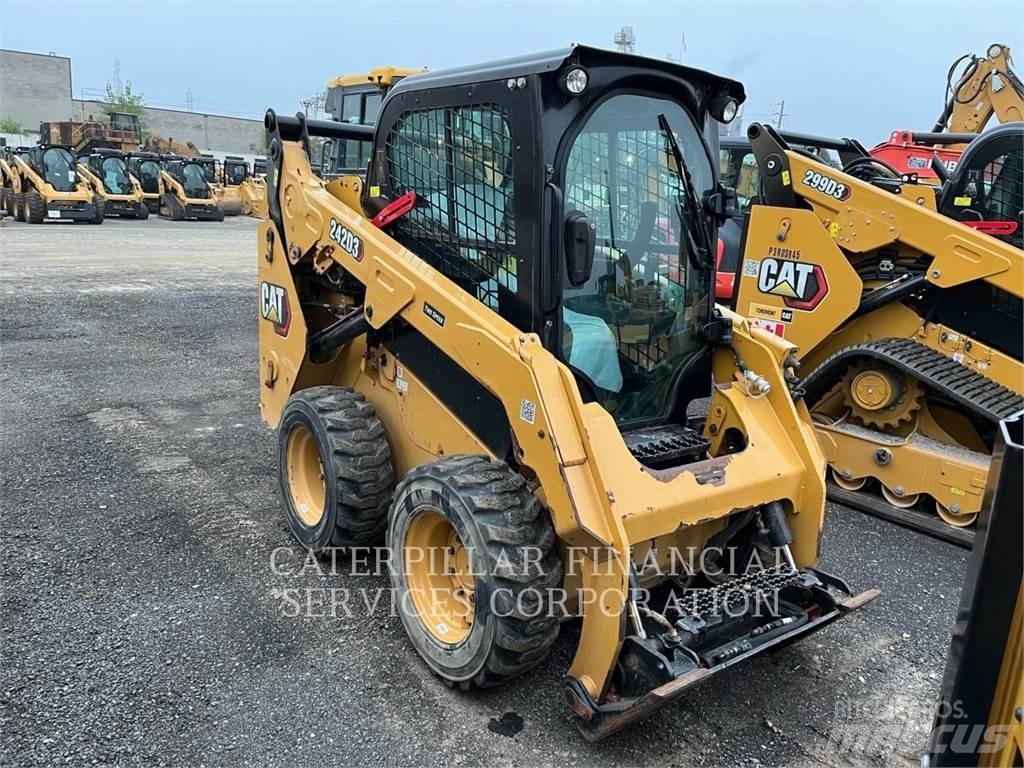 CAT 242D3 滑移轉向裝載機