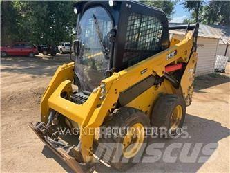 CAT 242D3 滑移轉向裝載機