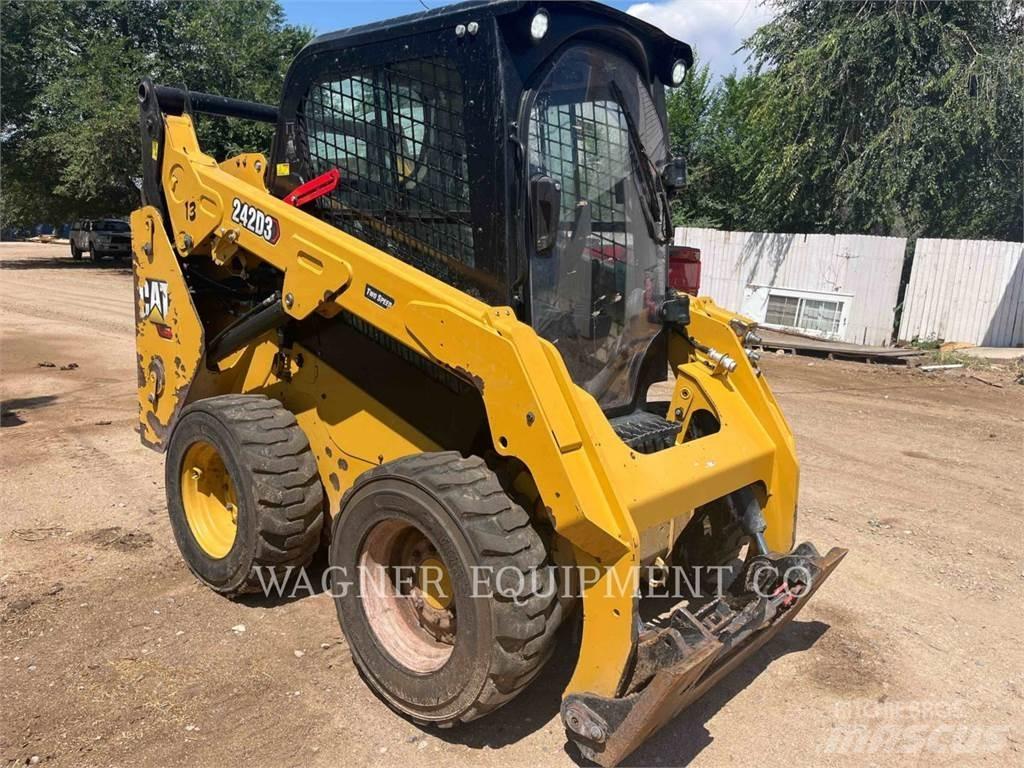 CAT 242D3 滑移轉向裝載機