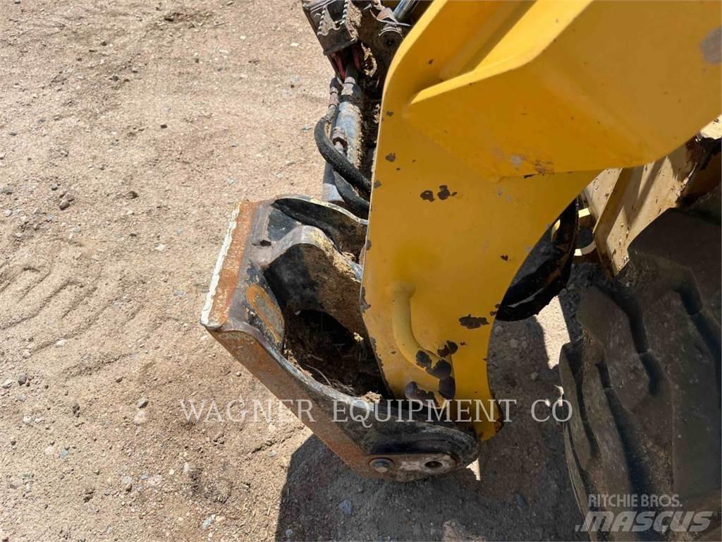 CAT 242D3 滑移轉向裝載機