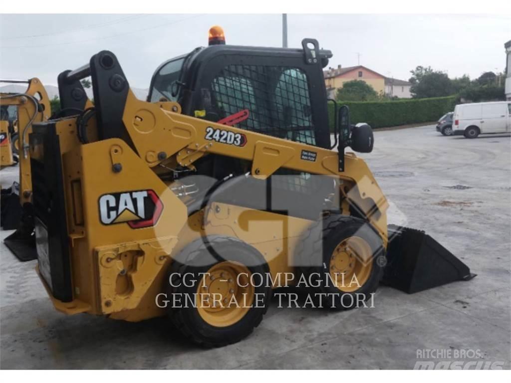 CAT 242D3 滑移轉向裝載機